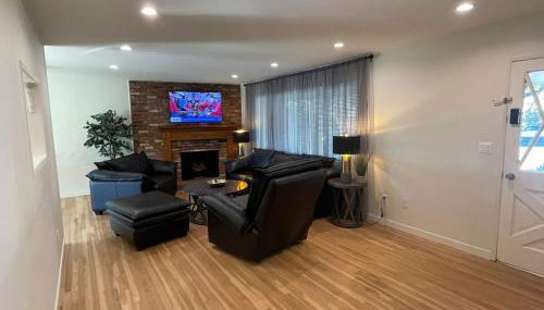 Granada Hills Private Unique Pool Luxury 4BR Family Retreat - Patio, Outdoor Dining, BBQ Grill, & Free Parking - Foto 5