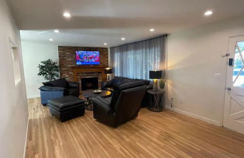 Granada Hills Private Unique Pool Luxury 4BR Family Retreat - Patio, Outdoor Dining, BBQ Grill, & Free Parking - Foto 5