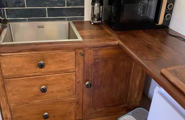 Tiny home in Grade 1 listed church garden - Photo 8