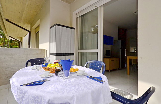 2 bedroom Apartment in Lignano Sabbiadoro with swimming pool and garden - Photo 3