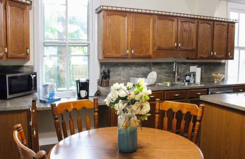 Newly Renovated Historic 6-Bedroom Manor, Where Timeless Elegance Meets Modern Luxury - Foto 27