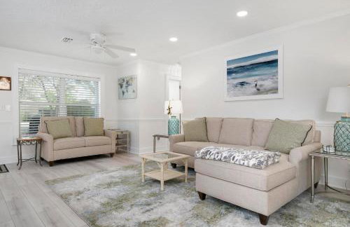 Coastal Vibes! Tropical heated pool home short drive to the beach - Foto 9