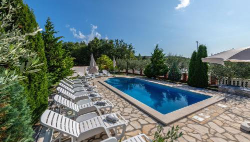 Villa Marić, a charming villa with a beautiful poolside - Foto 3, sunbed, Garden view