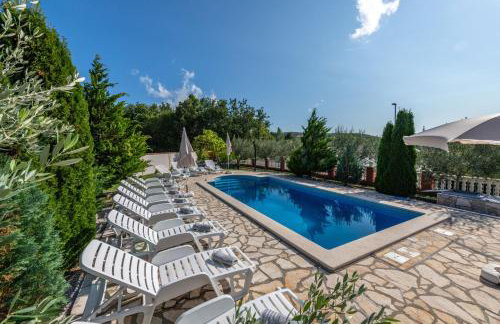 Villa Marić, a charming villa with a beautiful poolside - Foto 3