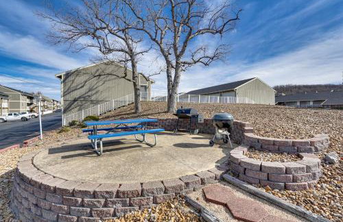 Lakefront Osage Beach Abode w/ Grill & Pool Access - Foto 25
