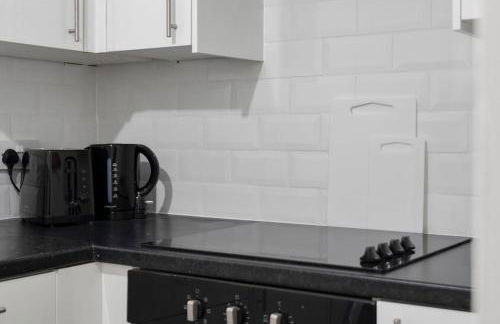 Free Parking - Sleeps 6 - 2 Bedrooms - Newly Renovated - Photo 7