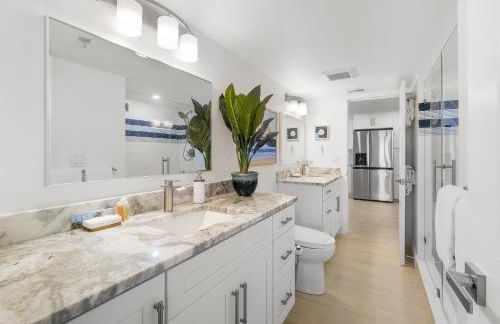 Luxury direct oceanfront corner with large private balcony, heated pool and garage - Photo 35