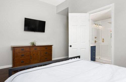 Chic 3BR Home with Fire Pit-Private Yard-Family Friendly - Foto 25