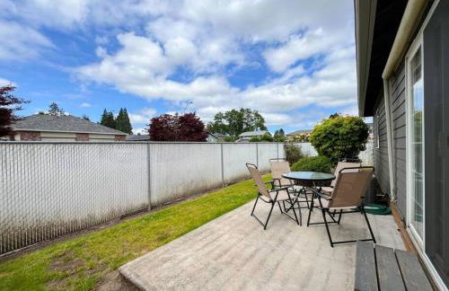 Solar Half-Plex with Chic Style in Country Glen - Foto 27