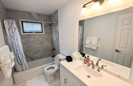 Spacious Downtown 2-bdrm Apartment - Photo 64