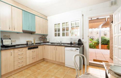 "Charm & Cozy 4BR - 3BA with Pool & Barbecue" - Photo 27