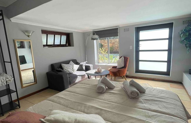 Lavish Camps Bay Pool Side Apartment - Photo 2