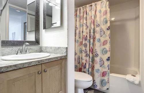 Ocean View with a beachfront pool at Ocean Trillium Condo ~ 402 - Foto 15