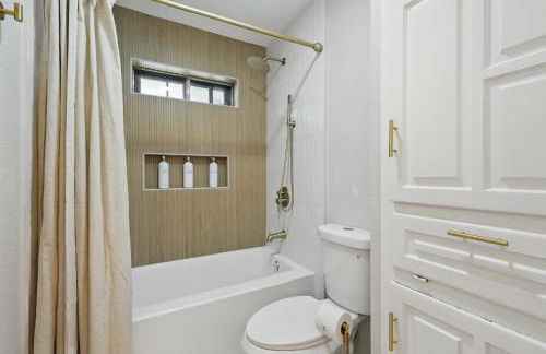 Spacious 5BR Getaway with Pool - Foto 47