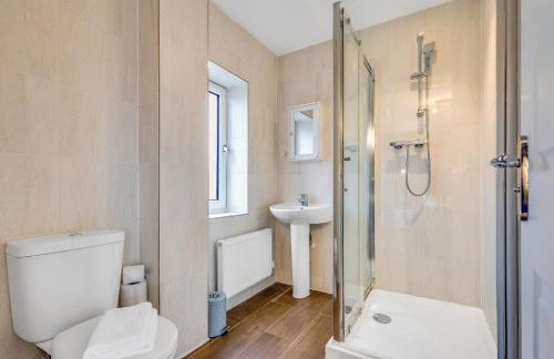 Upscale 3 Bedroom 3 Bathroom Detached House - Central Location - Free Driveway Parking, 75'' Smart TV, Fast WiFi and Snug Room by Yoko Property - Foto 10