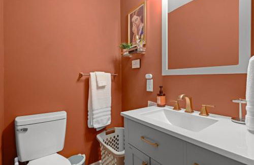 Fun & Funky Asheville Home with Pool Table, Darts - Foto 28