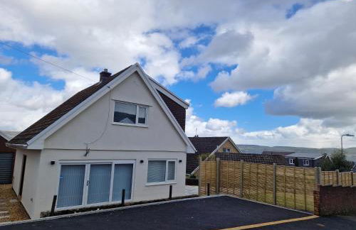 Modern Detached 3 bedroom home with off-road parking & bike store - Photo 1