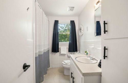 Newly Updated Home Close to Beaches - Foto 20