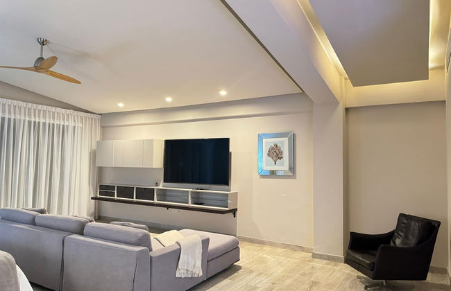 Spacious Villa w Pool Garden Views - Photo 35