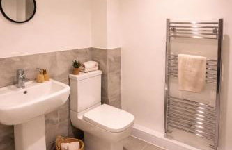 New Build 3-Bed in Rotherham Fast WiFi, Garden & Driveway - Foto 10