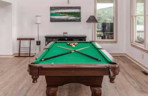 Sprawling 9 BR Mountaintop Oasis with BlueRidge Views - Foto 12