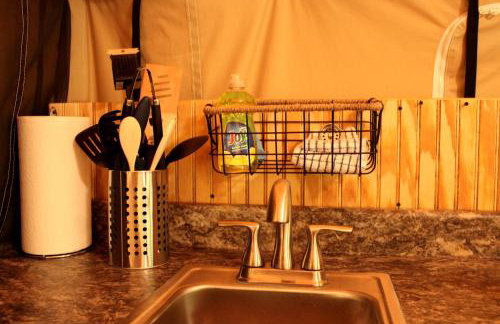 African-Themed Safari Tent for Glamping in West Virginia - Foto 12