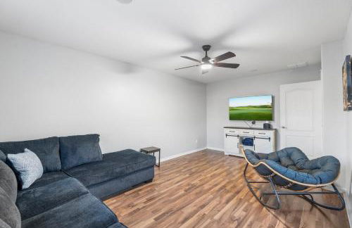 Swim, Golf, Grill and Chill! Surprise Group Getaway - Foto 9