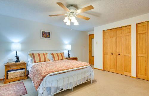 Lakefront Queensbury Home Kayaks and Boat Dock - Foto 20