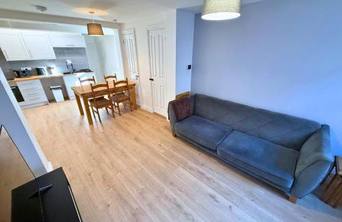 New 3 Bedroom Apartment Next to Station - Foto 12