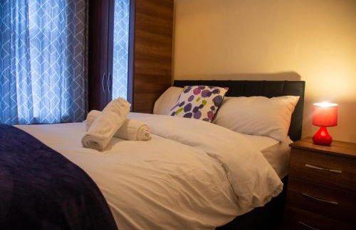 Royale Green View House- free parking, Wifi, Perfect for Contractors and Holiday - Photo 11