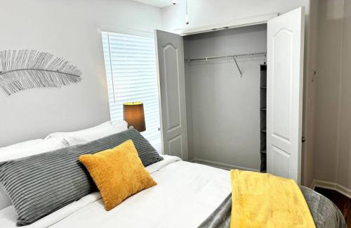 Bright Spacious Renovated Home Master on Main - Foto 47