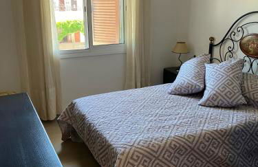 Costa Dorada Beach Villa with Shared Pool and Terrace - Foto 12