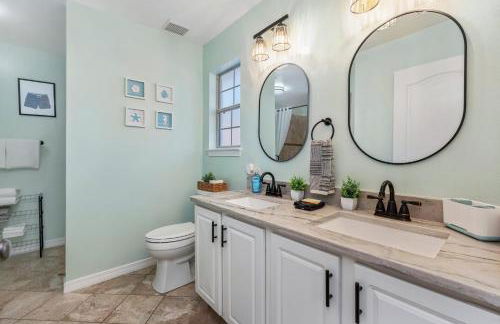 Beautiful Pet Friendly Home! Tropical Pool, Optional Golf Cart & Pool Heat, Minutes to Beach - Foto 30