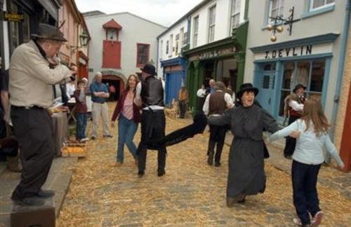 Centrally located 2 bedroom house with garden - Photo 17