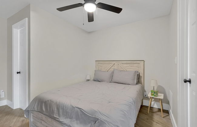 Modern Studio Apartment With Queen Bed - Photo 3