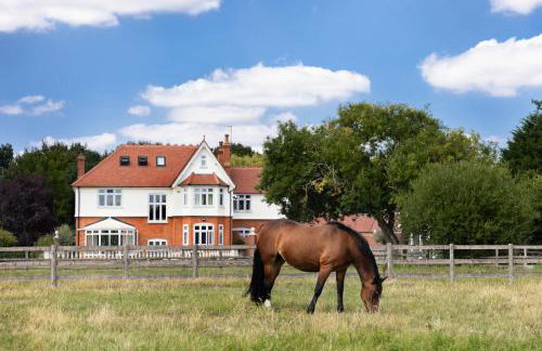 Merry Lakes - Luxury Lakeside Escape with Pool - Just 30 Minutes from London - Foto 72