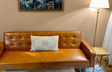 Vintage, Mid-Century Suite above Antique Store - Foto 27