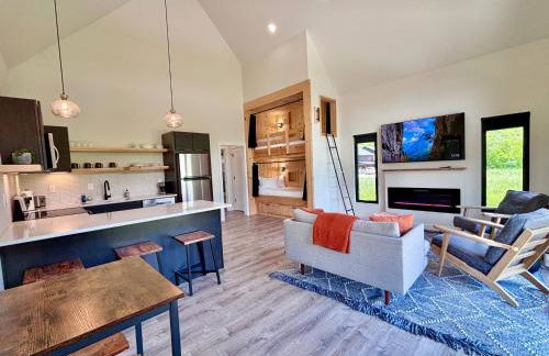 Three Suns Full Rental | 8 Cabins | Views | River - Foto 56