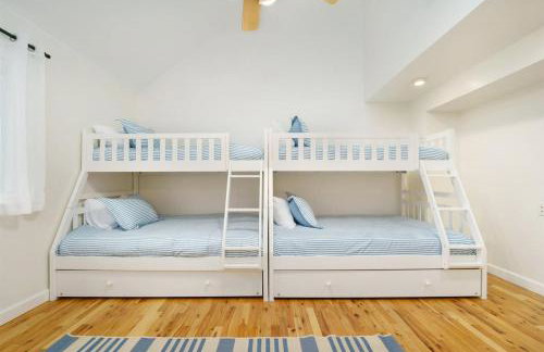 Peaceful Forested 5 Bdrm Near Lake sleeps up to 16 - Photo 6