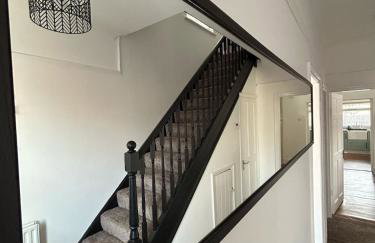 Large 4 Bed Home - Fast Wifi, Smart TV's & Free Parking - Near A66 - Foto 27