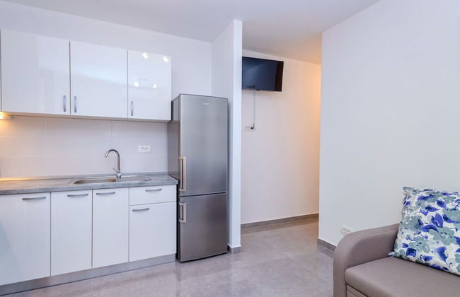 Newly Furnished apt w. Patio,parking & Fireplace - Photo 2