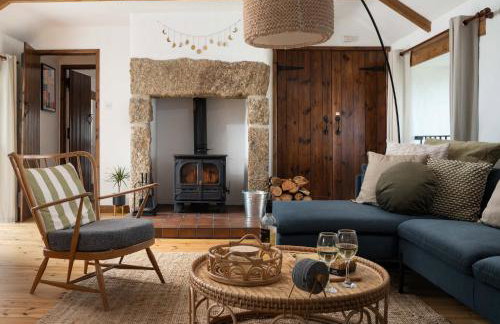 Naut Retreat, The Big Barn - Spacious & cosy cottage, walk to Porthcurno beach, Pedn Vouder & Minack Theatre - Photo 1