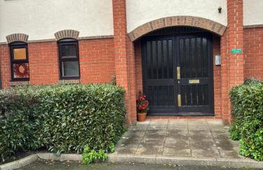 Small two Bed Apartment on a Private Road - Foto 1