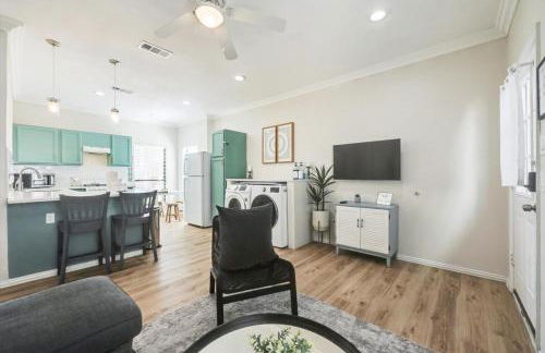 Front Lake Holiday 2BR 1BA Guest Home with Hot Tub - Foto 8