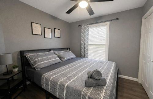 Large Overland Park Getaway 4 KING beds 3 Bath Sleeps 10 - Foto 9