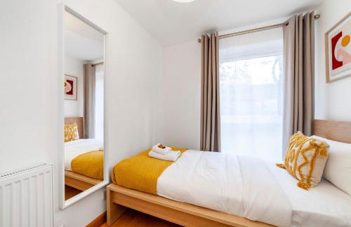 Bright 2BR flat off trendy Chiswick High Road - Photo 13