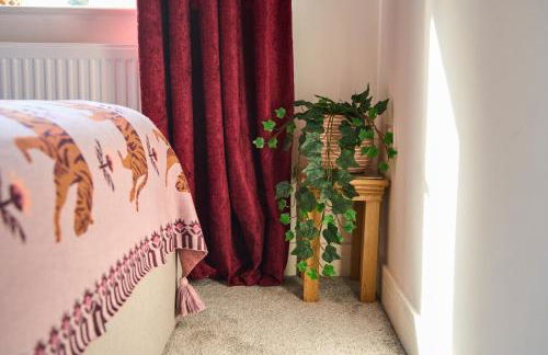 Chic Family Home with Garden Fire Pit & Event Space, Hot Tub - Foto 13