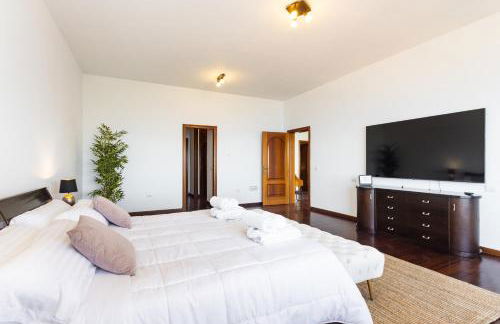 Sunset Horizon Spa Retreat by Eden Rentals - Foto 53