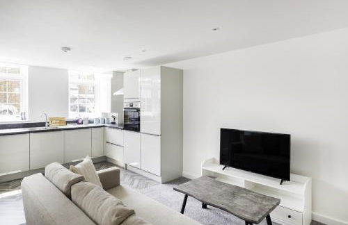 2Bed Flat-Secured Free Parking-by Holiday Homes - Photo 24