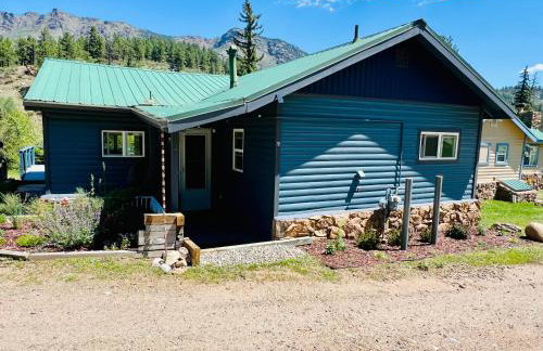 Cozy Riverfront Cabin with Fireplace & Deck - Foto 8
